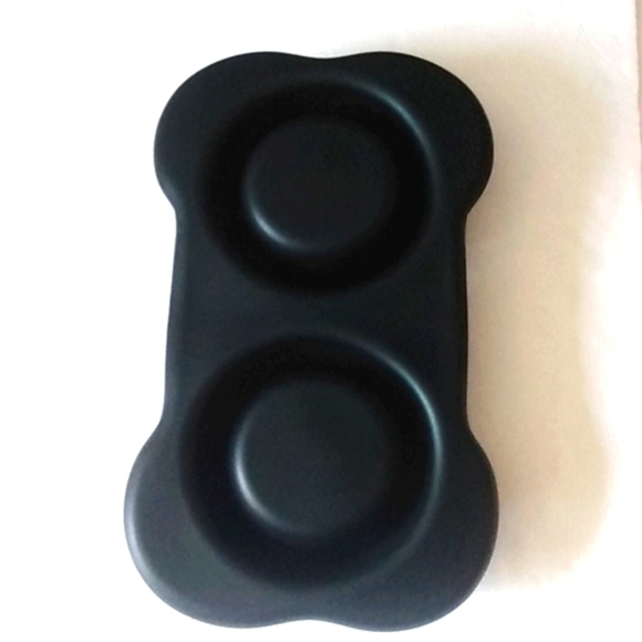BONE SHAPED SILICONE MAT WITH STAINLESS STEEL PET FEEDING AND WATER BOWL… - Picture 5 of 8